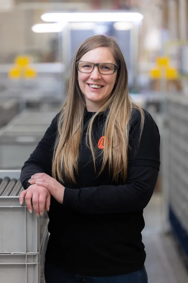 Portrait de Priscilla Hudreau, opératrice régleuse, souriante dans un atelier