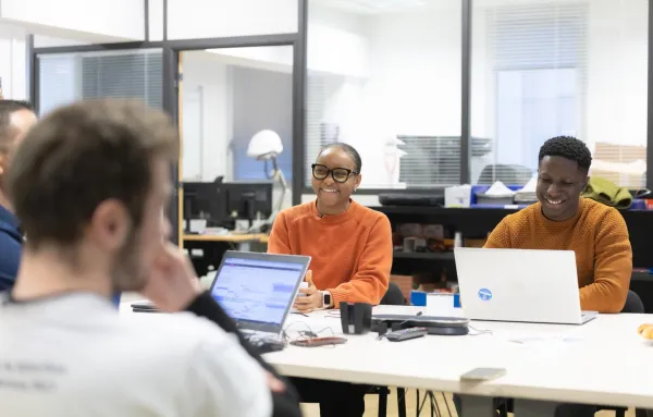 Réunion d’équipe dans un bureau autour d’ordinateurs portables