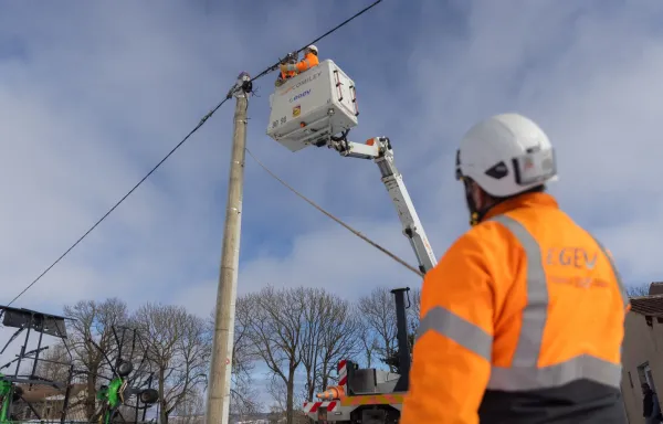 Techniciens en intervention sur un poteau électrique depuis une nacelle